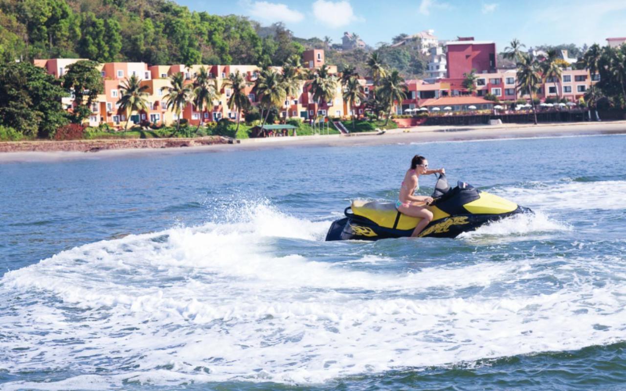 Taj Cidade De Goa Horizon, Goa Panaji Luaran gambar Jet skiing in Goa